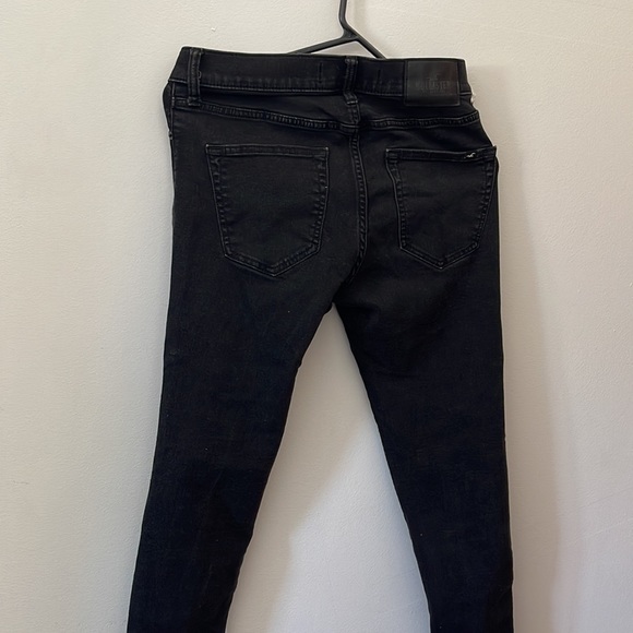 It is a black hollister w30 and L30 pants - Picture 2 of 3